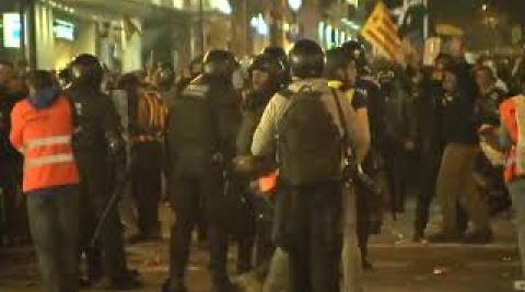 Policía y Mossos cargan conjuntamente y dispersan la Vía Laietana