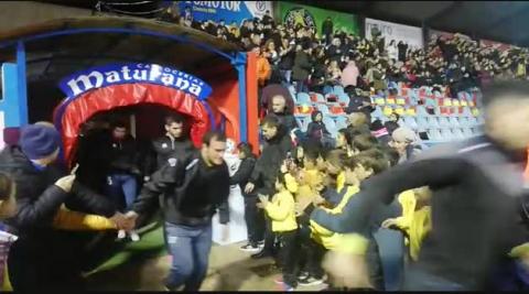 Jugadores de la Peña Azagresa saltan a calentar Jugadores de la Peña Azagresa saltan a calentar
