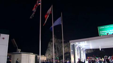 Gibraltar arría la bandera de la UE al son del 'Himno de la alegría'