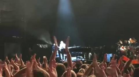 Elton John abandona el escenario entre lágrimas al quedarse sin voz Elton John abandona el escenario entre lágrimas al quedarse sin voz