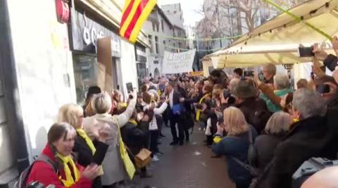 Vídeo: Turull, recibido con besos y abrazos en el trabajo durante su primera salida de prisión Vídeo: Turull, recibido con besos y abrazos en el trabajo durante su primera salida de prisión