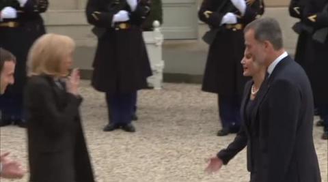 Vídeo | Besos al aire en la recepción de Macron y su esposa a los Reyes Vídeo | Besos al aire en la recepción de Macron y su esposa a los Reyes