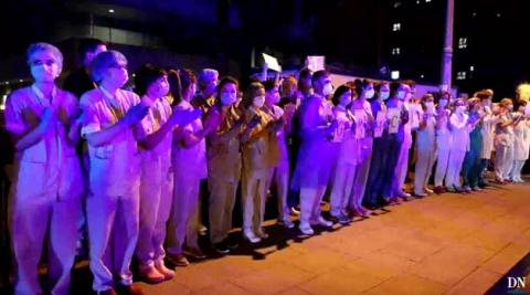 Vídeo | Las policías de Navarra homenajean juntas a los sanitarios en el CHN Vídeo | Las policías de Navarra homenajean juntas a los sanitarios en el CHN