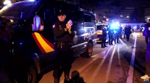 Vídeo | Las policías de Navarra homenajean juntas a los sanitarios en el CHN Vídeo | Las policías de Navarra homenajean juntas a los sanitarios en el CHN