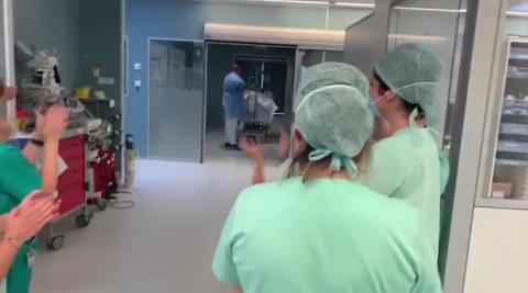 Ovación para el primer paciente con coronavirus en salir de la UCI del CHN Ovación para el primer paciente con coronavirus en salir de la UCI del CHN