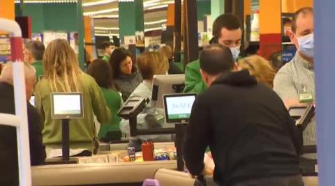 Vídeo: El Gobierno da una moratoria de 24 horas para la suspensión de las actividades no esenciales Vídeo: El Gobierno da una moratoria de 24 horas para la suspensión de las actividades no esenciales