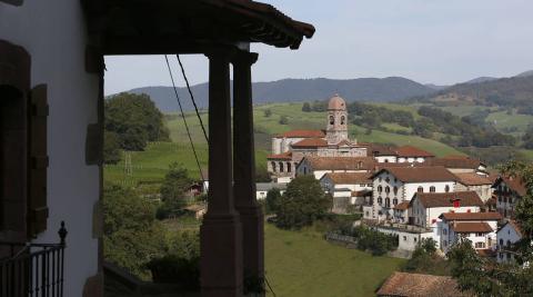 Panorámica del centro urbano de ZIga, con su parroquia restaurada en años pasados. Panorámica del centro urbano de ZIga, con su parroquia restaurada en años pasados.