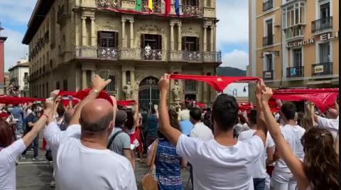 Así ha sido el 'no Chupinazo' en la plaza del Ayuntamiento Así ha sido el 'no Chupinazo' en la plaza del Ayuntamiento
