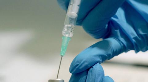 Solo las personas con riesgo de anafilaxia no deberían recibir la vacuna de Pfizer