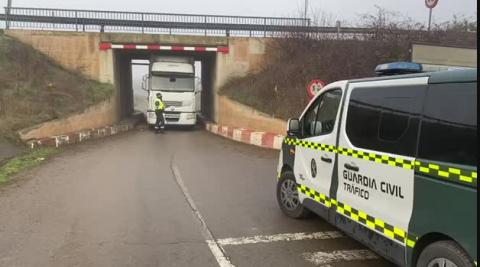 VÍDEO | Un camión se empotra en un puente de Caparroso VÍDEO | Un camión se empotra en un puente de Caparroso