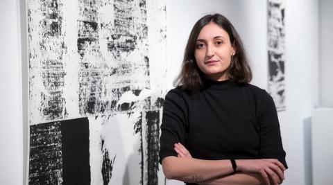 Alba Lorente Hernández junto a la pieza Undecim (2019), que es tinta sobre papel Montval 300gr/m2. Alba Lorente Hernández junto a la pieza Undecim (2019), que es tinta sobre papel Montval 300gr/m2.