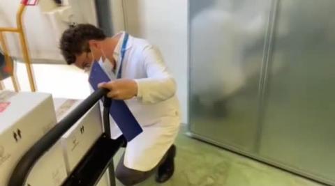 Vídeo: Llegan a España más de un millón de dosis de la vacuna de AstraZeneca