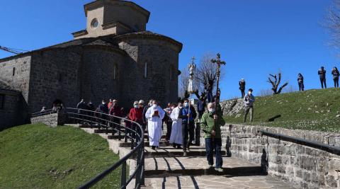 Salida del Ángel San Miguel de Aralar del santuario