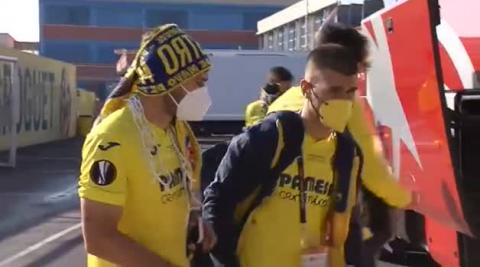 El Villarreal ya está en casa con su flamante copa de la Europe League El Villarreal ya está en casa con su flamante copa de la Europe League
