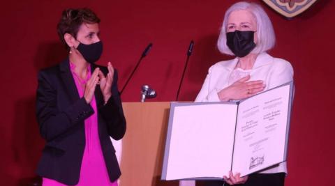 Teresa Catalán, en el momento de recibir el Príncipe de Viana.