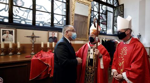 El alcalde de Pamplona Enrique Maya (i) saluda al Arzobispo de Pamplona Francisco Pérez (c) antes de oficiar la misa en la parroquia de San Lorenzo este miércoles 7 de julio. El alcalde de Pamplona Enrique Maya (i) saluda al Arzobispo de Pamplona Francisco Pérez (c) antes de oficiar la misa en la parroquia de San Lorenzo este miércoles 7 de julio.