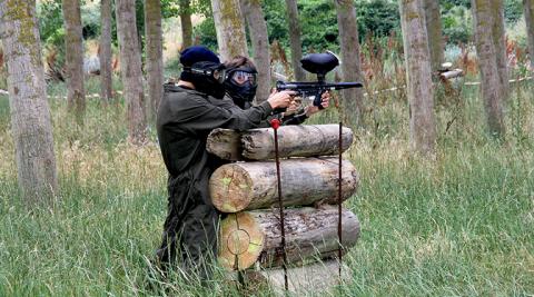 Dos personas juegan a paintball en Castejón Dos personas juegan a paintball en Castejón