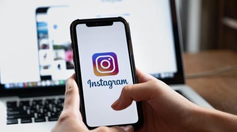 Aplicaciones sociales como Instagram o Snapchat ponen a disposición de los usuarios un sinfín de posibilidades con las que conseguir una fisionomía retocada acorde a los cánones dominantes. Persona usando la aplicación de Instagram en el móvil