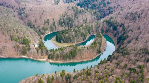 T_ Turismo de Navarra (32606190) T: Turismo de Navarra. Selva de Irati. Embalse de Irabia.
A: Francis Vaquero
