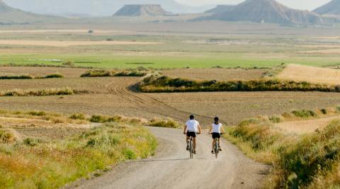 T_ Parque Natural de (32678131) T: Parque Natural de las Bardenas Reales. Rutas en bicicleta.
A: Sergio Padura. Turismo de Navarra