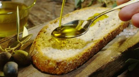 El aceite de oliva virgen extra en una grasa monoinsaturada