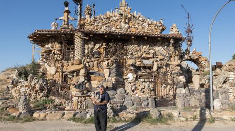 19947729 A: BLANCA ALDANONDO
F: 16/08/2021
P: ARMANDO BAIGORRI LAGUARDIA, CON SU PERRA CAROLA
L: MONTEAGUDO
T: CASA DE PIEDRAS CONSTRUIDA A MANO POR ARMANDO BAIGORRI