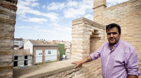 Mario Fabo, alcalde de Marcilla, en el piso superior del castillo