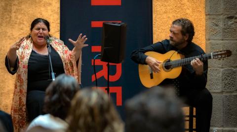 Dentro del ciclo 'Calles, balcones y patios' de Flamenco On Fire 2021, Inés Bacán y Antonio Moya actuaron en el Palacio Condestable de Pamplona.