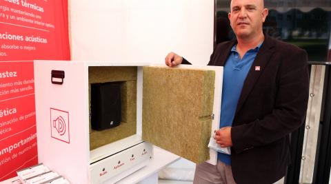 Mikel Solchaga, de Rockwool, testa lana de roca en una caja fuerte Mikel Solchaga, de Rockwool, testa lana de roca en una caja fuerte