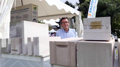 César Ordóñez, de Saltoki, tras una muestra de hormigón celular César Ordóñez, de Saltoki, tras una muestra de hormigón celular
