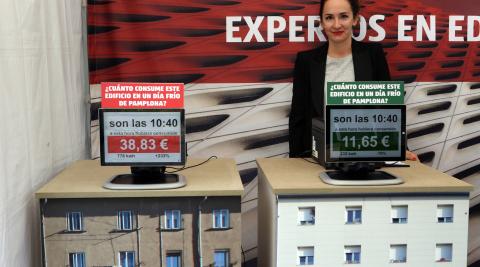 Begoña, del Colegio de Aparejadores, mide el ahorro energético Begoña, del Colegio de Aparejadores, mide el ahorro energético