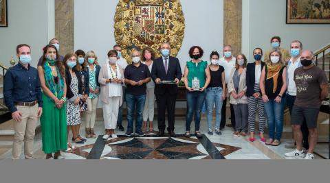 Foto de grupo de los asistentes al acto de entrega de las llaves antiguas al Ayuntamiento de Pamplona por parte de los Traperos de Emaús