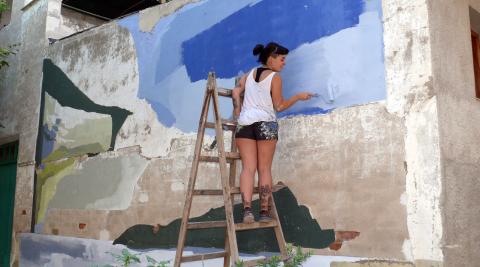 La artista vizcaína Madalen Pinuaga, en pleno proceso de elaboración de su mural