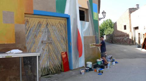 El muralista guipuzcoano Xabier Anunzibai da los últimos retoques a su obra