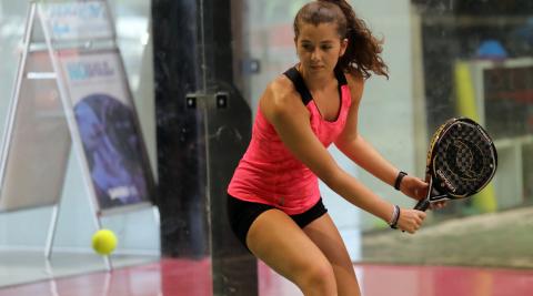 El pádel es un deporte accesible y divertido para todas las edades.