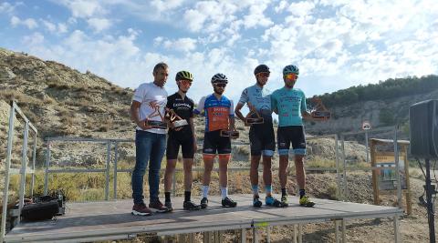 De izquierda a derecha, los ciclistas Patxi Cía, Asier Bienzobas, Javier Guillorme, Carlos García y Tito Espada