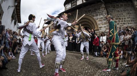 A: LUIS CARMONA.
F: 08-09-2016.
LUGAR: Ermita de Muskilda, Ochagavía.
PERSONA: Danzantes de Ochagavía.
TEMA: Fiestas de Ochagavía 2016. Día grande. Procesión con danzantes alrededor de la ermita de la Virgen de Muskilda.