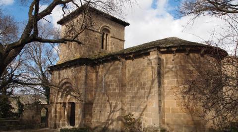La ermita se encuentra a la salida de Sangüesa en dirección a Sos del Rey Católico.