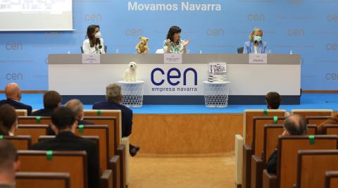 Marialuz Vicondoa, con el oso a su derecha, durante la presentación Marialuz Vicondoa, con el oso a su derecha, durante la presentación