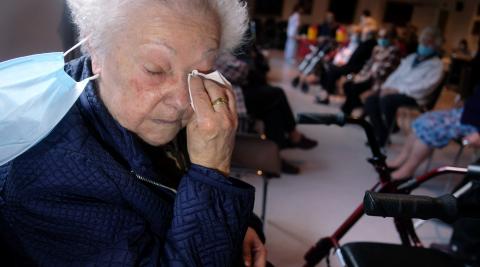 Juana Cerrada Vicente (86) se emociona al ponerse la tercera dosis Juana Cerrada Vicente (86) se emociona al ponerse la tercera dosis