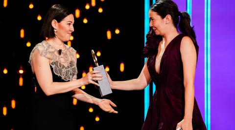 La directora y productora Alina Grigore (izda.) recibe la Concha de Oro de manos de la productora Gabi Suciu