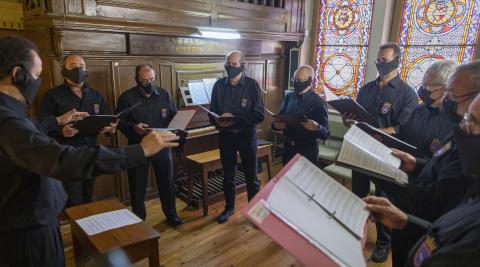 El coro de Voces Graves concedió altura musical a la misa en San Fermín de Aldapa