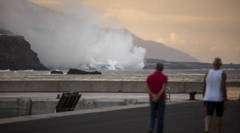 La colada de lava del volcán de La Palma llega al mar y está creando un delta ganando terreno al océano.
