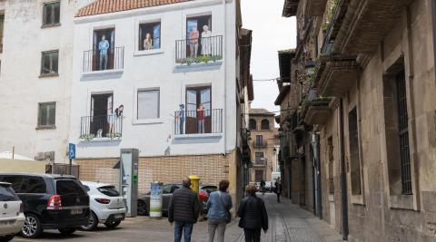 Mural sobre el confinamiento en la plaza de España de Corella.