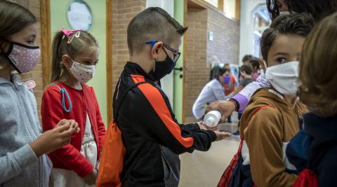 Varios niños se lavan las manos al entrar en el Colegio Público San Miguel de Noáin.