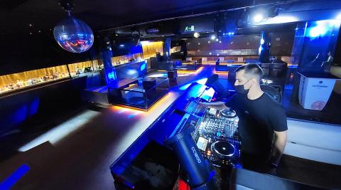 Preparativos en la discoteca Canalla para la vuelta a la normalidad tras la pandemia. En la imagen, DJ Antxon Saenz, de 29 años, cuya primera canción de la noche será 'Se acabó la cuarentena', de Jowell&Randy