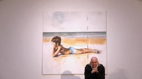 El artista Fermín Alvira posa junto a una de las obras de la exposición ‘La escala de Jacob’