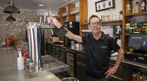 Álvaro Gastón, veterano hostelero que ha tomado las riendas del bar Tomás, en la calle Olite Álvaro Gastón, veterano hostelero que ha tomado las riendas del bar Tomás, en la calle Olite