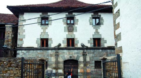 Vista frontal de la fachada de Casa Koleto, muy cerca del consistorio de Ochagavía Vista frontal de la fachada de Casa Koleto, muy cerca del consistorio de Ochagavía