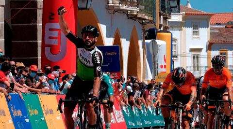 Enrique Sanz celebra un triunfo de etapa Enrique Sanz celebra un triunfo de etapa